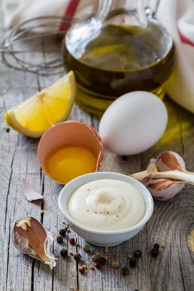 Mayonaise-Zutaten auf rustikalem Holzboden — Stockfoto