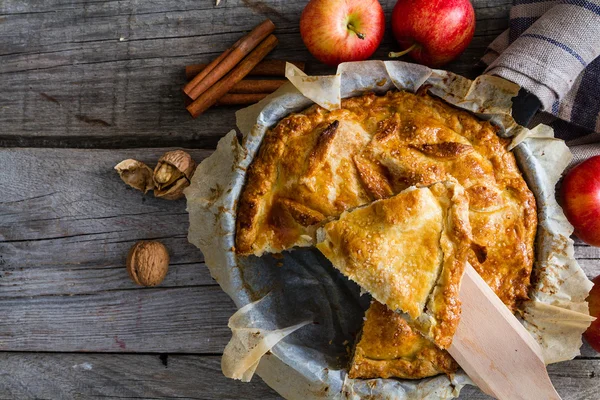 Torta de maçã com maçãs, canela e nozes — Fotografia de Stock