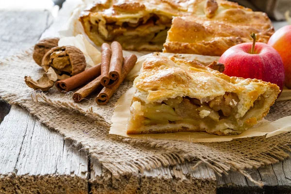 Almás pite, dió, alma, cinnammon — Stock Fotó