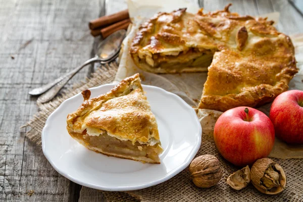 Almás pite, dió, alma, cinnammon — Stock Fotó