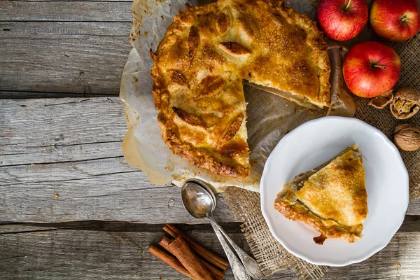 Äppelpaj med äpplen, cinnammon och nötter — Stockfoto