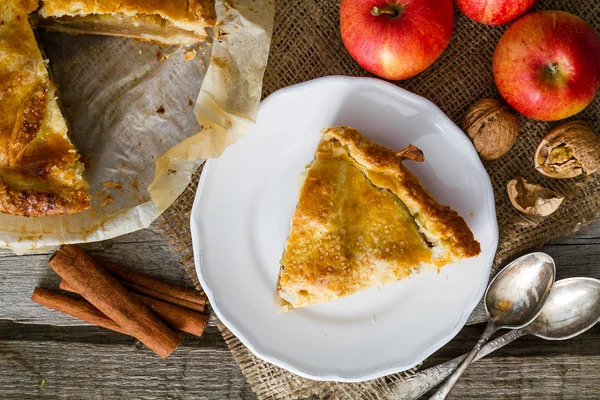 Apple pie with apples, cinnammon and nuts — Stock Photo, Image