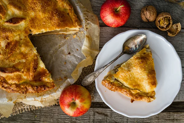 Apple pie with apples, cinnammon and nuts — Stock Photo, Image