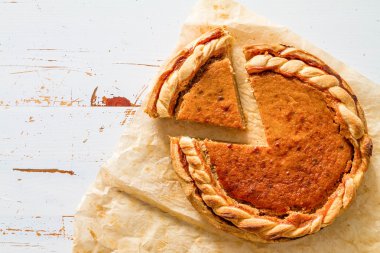 Kabak pasta, beyaz tahta arka plan