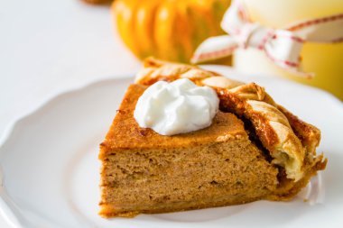 Kabak pasta, beyaz tahta arka plan