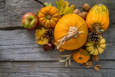 Şükran günü süsleri rustik arka plan üzerinde