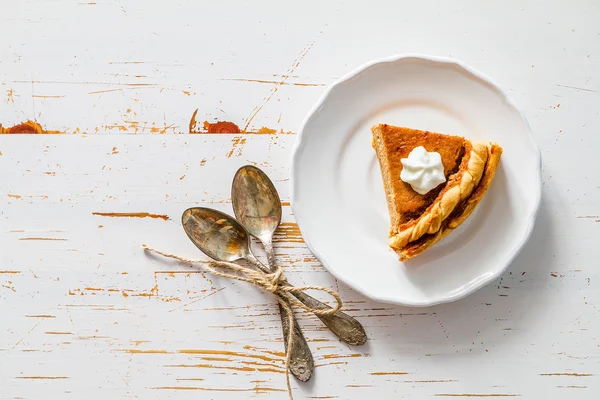 Sütőtök pite, fehér fa háttér — Stock Fotó