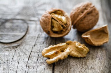 Rustik arka plan üzerinde bütün ceviz