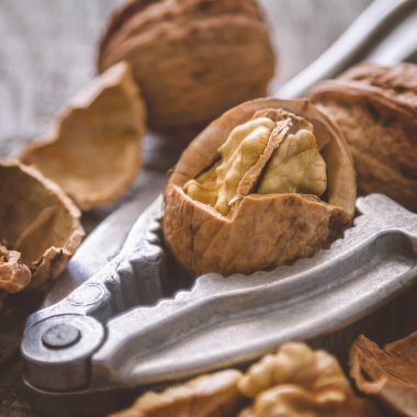 Rustik arka plan üzerinde bütün ceviz