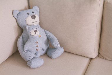 Kanepede oturan oyuncak ayılar