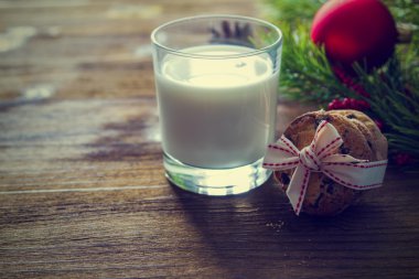 Kurabiye ve ahşap arka plan üzerinde Noel Baba için süt