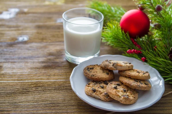 Galletas y leche para Santa Claus sobre fondo de madera —  Fotos de Stock