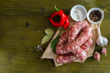 Bitki ve baharatlı çiğ sosis.