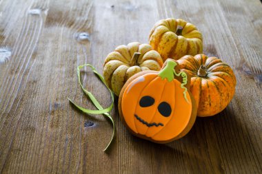 Rustik ahşap arka plan üzerinde kabak şeklinde çerez