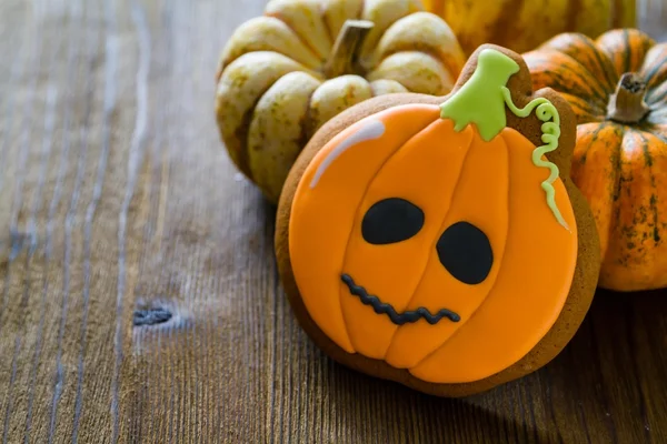 Rustik ahşap arka plan üzerinde kabak şeklinde çerez