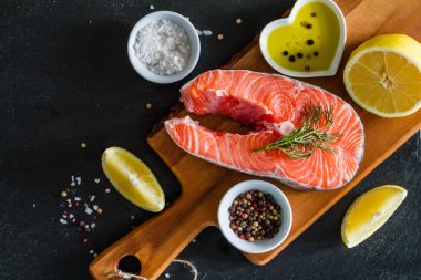 Limon dilimleri ve baharat ile Somon biftek