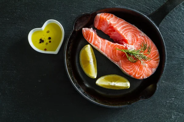 Salmon steak with lemon slices and spices — Stock Photo, Image