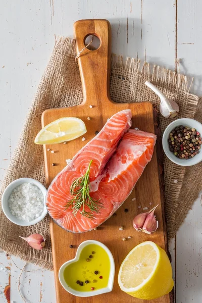 Salmon steak with lemon slices and spices — Stock Photo, Image