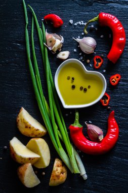 Çiğ patates dilimleri ile otlar, baharatlar