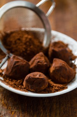 Domalan beyaz plaka üzerinde