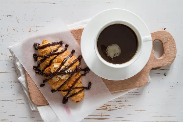 Croissants au chocolat et café — Photo