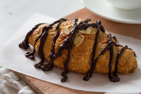 Croissantswith 杏仁和巧克力 — 图库照片