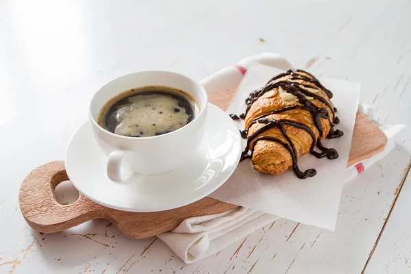 Croissants au chocolat et café — Photo