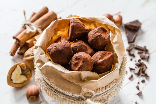Trufas de chocolate caramelos e ingredientes — Foto de Stock