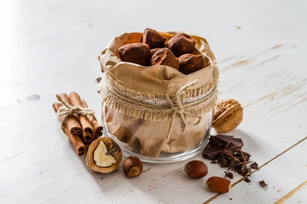 Trufas de chocolate caramelos e ingredientes — Foto de Stock
