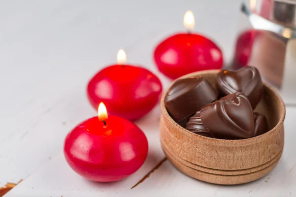 Caramelle al cioccolato con caffè e candele — Foto Stock