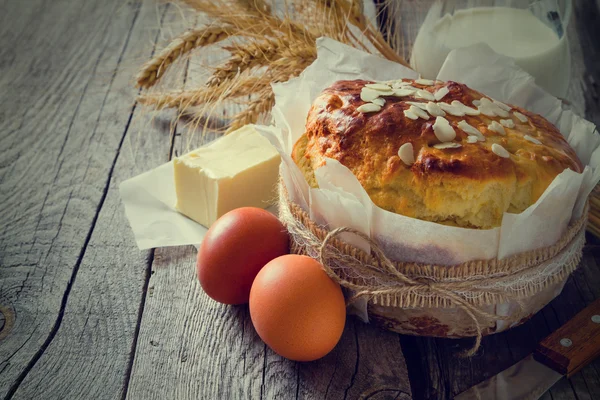 Pão de Páscoa e ingredientes — Fotografia de Stock