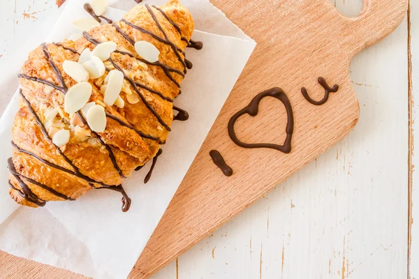 Concepto de San Valentín - croissant con I love you text —  Fotos de Stock