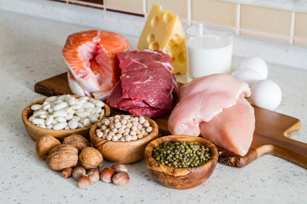 Selección de fuentes de proteínas en la cocina — Foto de Stock