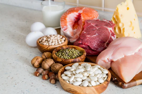 Selección de fuentes de proteínas en la cocina — Foto de Stock