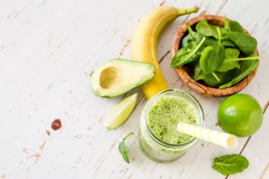 Yeşil smoothie ve malzemeler