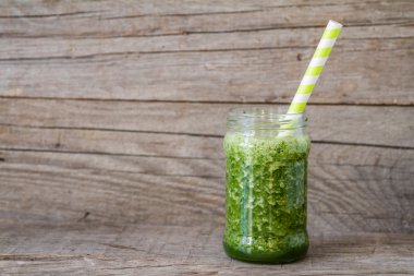 Yeşil smoothie ve malzemeler