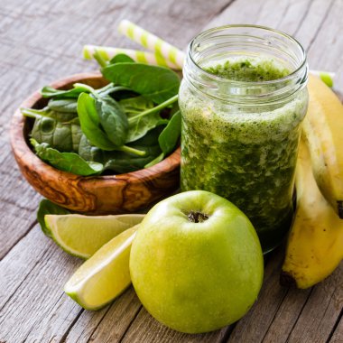 Yeşil smoothie ve malzemeler