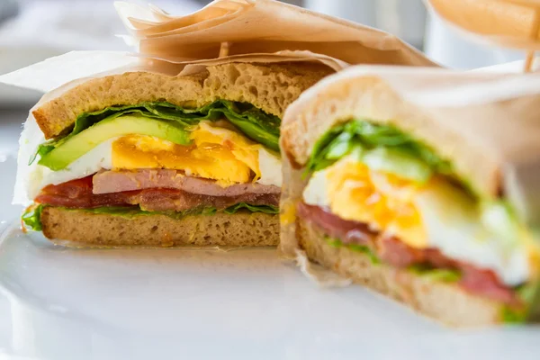 Sandwiches con huevos y jamón — Foto de Stock