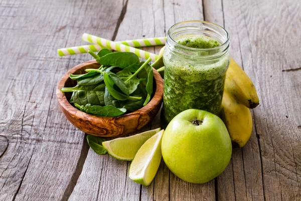 Smoothie verde e ingredientes — Fotografia de Stock