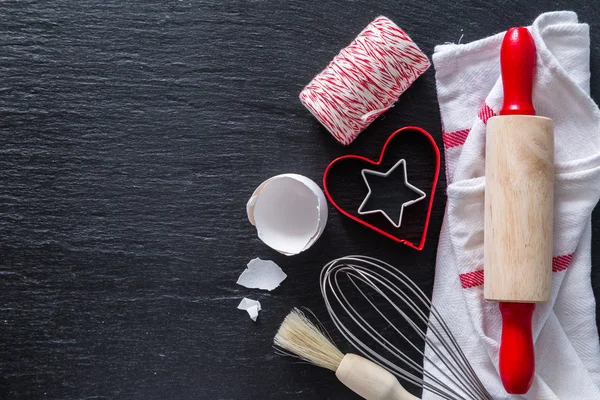 Concepto de cocción con utensilios de cocina, piedra oscura —  Fotos de Stock