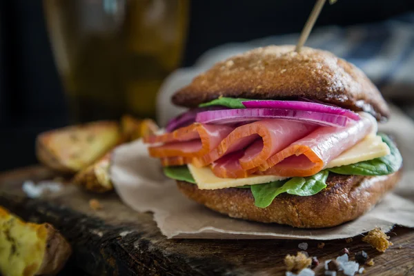 Sandwich de club con jamón y queso — Foto de Stock