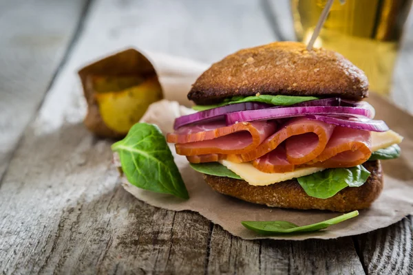 Sandwich de club con jamón y queso — Foto de Stock