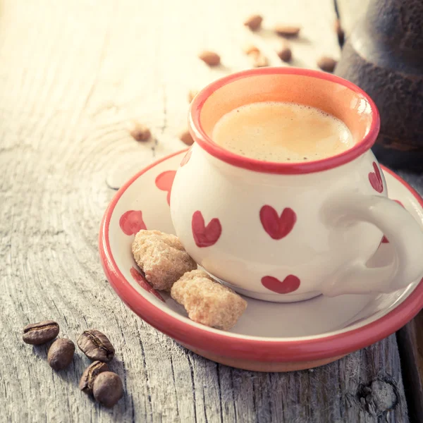 Café en tasse blanche avec des cœurs — Photo