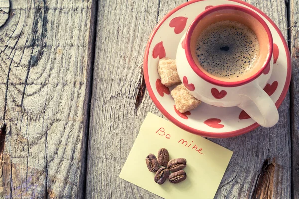 Caffè in tazza bianca con cuori — Foto Stock