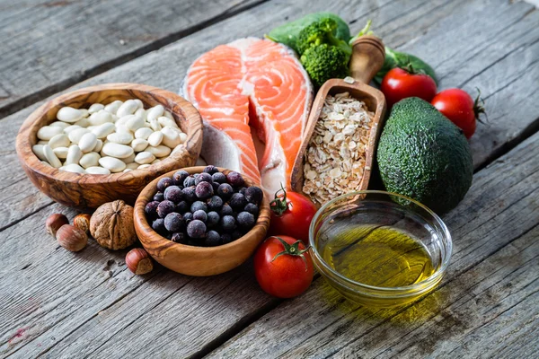 Selección de alimentos que son buenos para el corazón — Foto de Stock