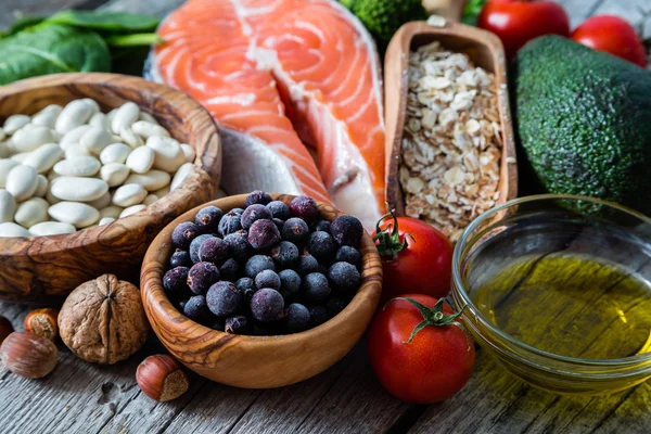 Selección de alimentos que son buenos para el corazón — Foto de Stock