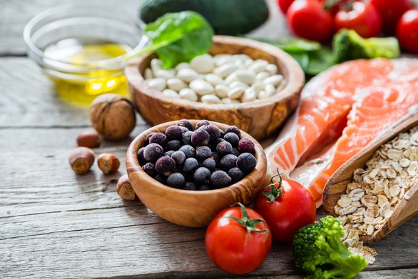 Selección de alimentos que son buenos para el corazón — Foto de Stock