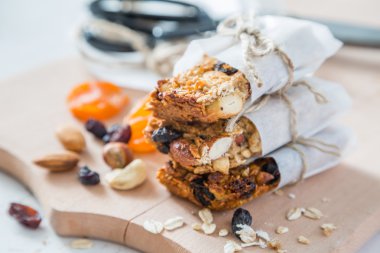 Granola barlar ve malzemeler