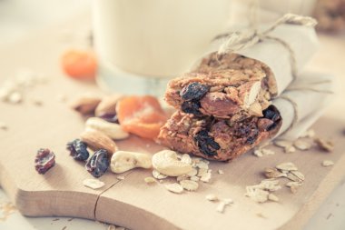 Granola barlar ve malzemeler