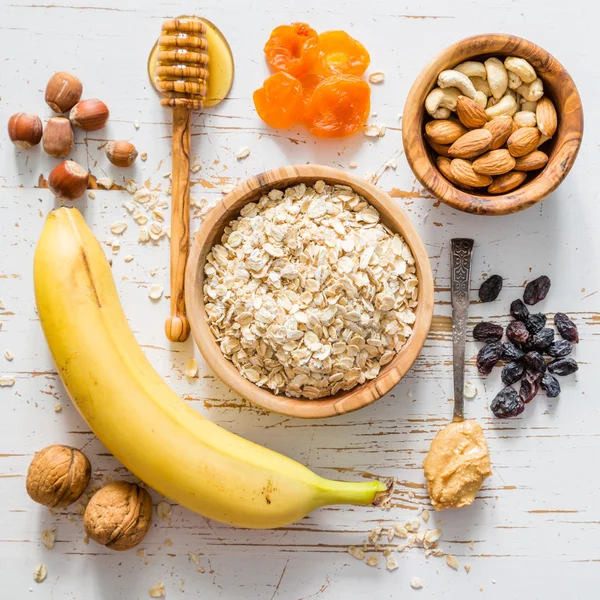 Granola bárok összetevők fehér fa háttér — Stock Fotó